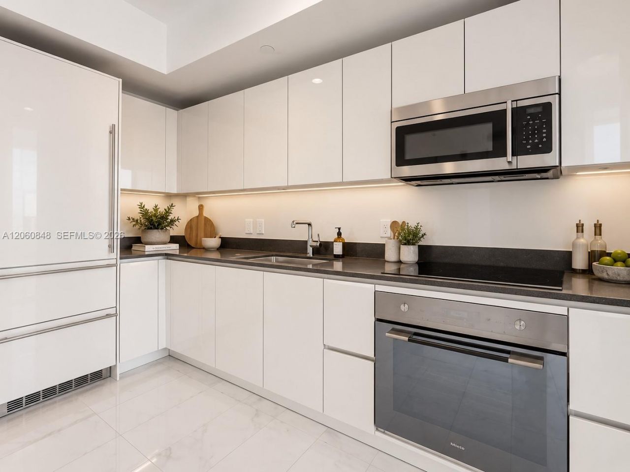 1010 Brickell Ave, Unit 2708, Miami, FL 33131 Photo