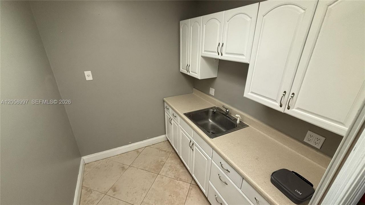 2729 E Oakland Park Blvd , Fort Lauderdale, FL 33306 Photo