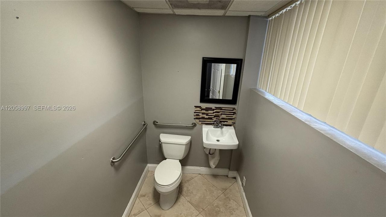 2729 E Oakland Park Blvd , Fort Lauderdale, FL 33306 Photo