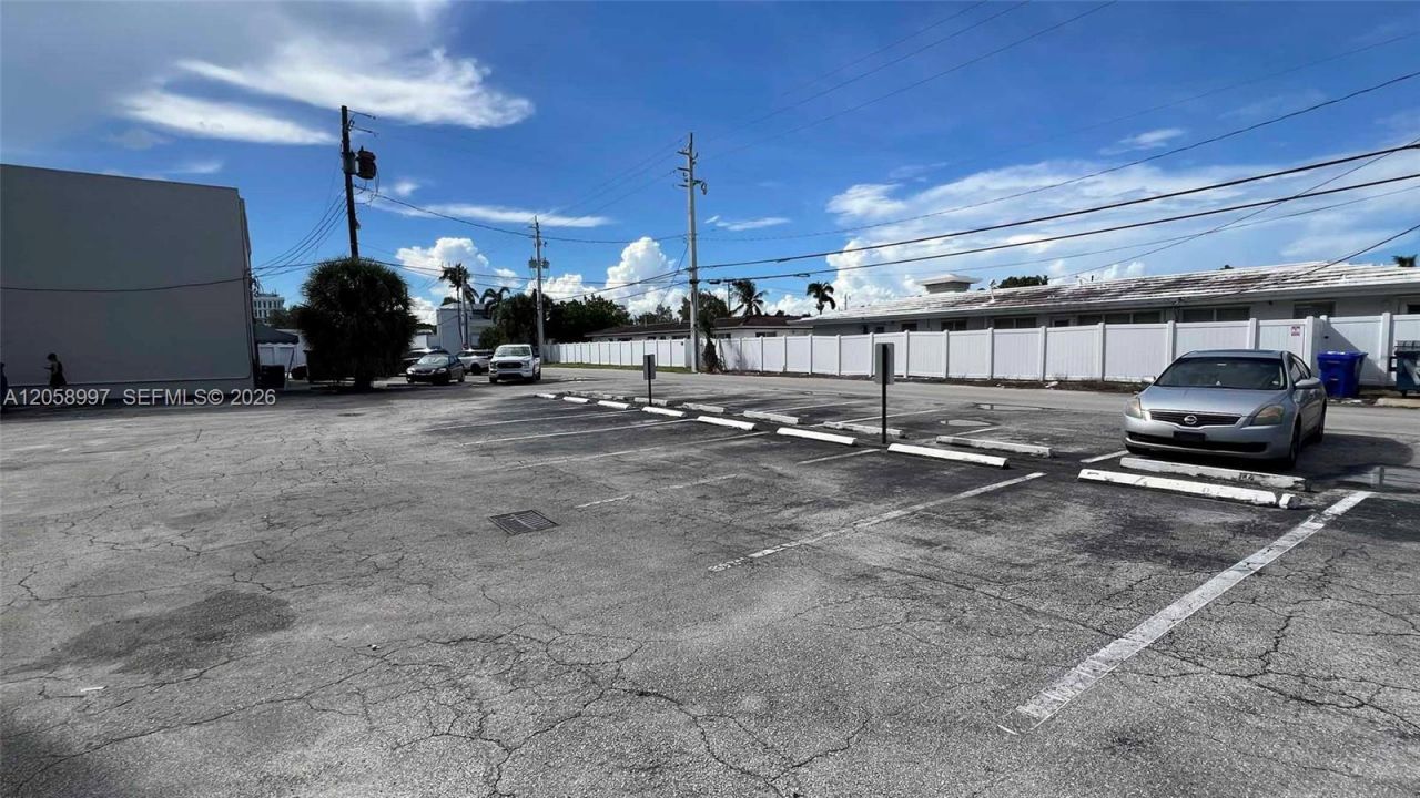 2729 E Oakland Park Blvd , Fort Lauderdale, FL 33306 Photo