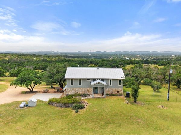 143 Oak LN, Johnson City, TX 78636