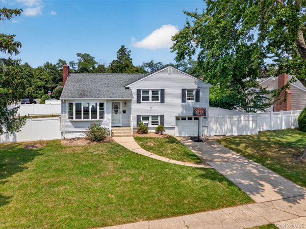201 Willis Court , Wantagh, NY 11793