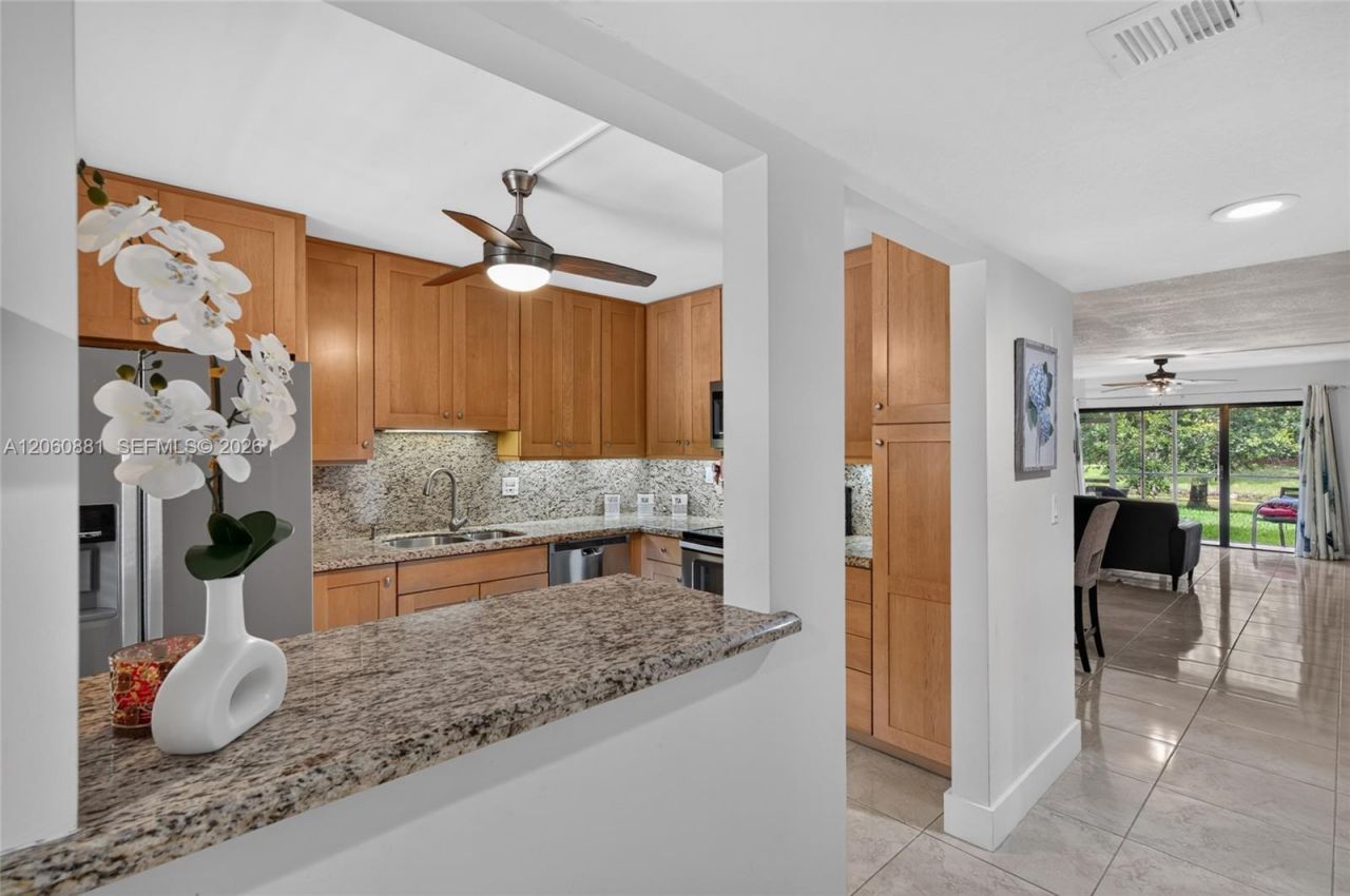 205 Lakeview Dr , Unit 103, Weston, FL 33326 Photo