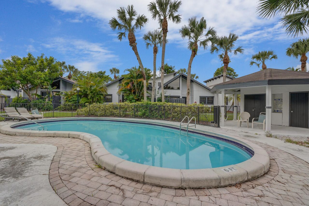 100 Sparrow Drive, Unit 13, Royal Palm Beach, FL 33411 Photo