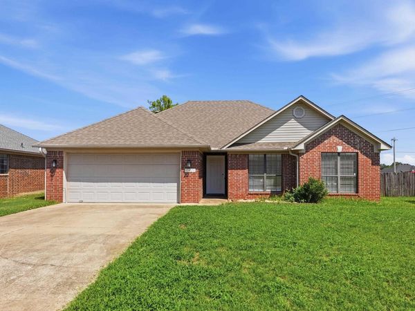 2460 Apple Blossom, Conway, AR 72034