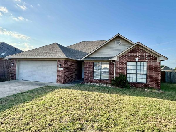 2460 Apple Blossom, Conway, AR 72034