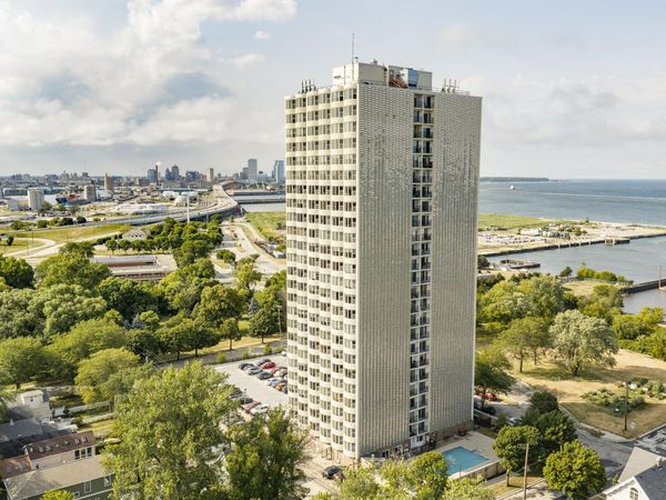 2525 S Shore Dr, Unit 16D, Milwaukee, WI 53207