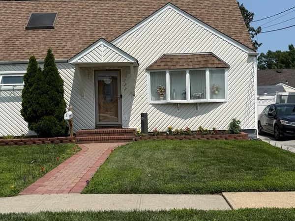 137 Walton Avenue , Uniondale, NY 11553