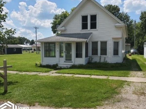 212 Dewey Street, Norway, IA 52318