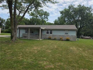 8109 N Summit Road, Kansas City, MO 64118