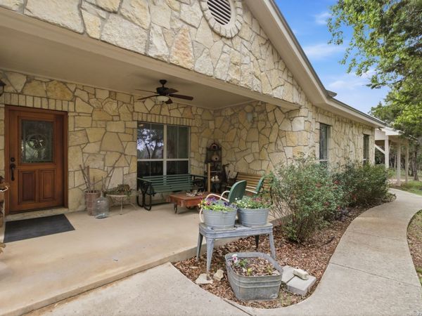 707 Oakridge Ln, Pipe Creek, TX 78063