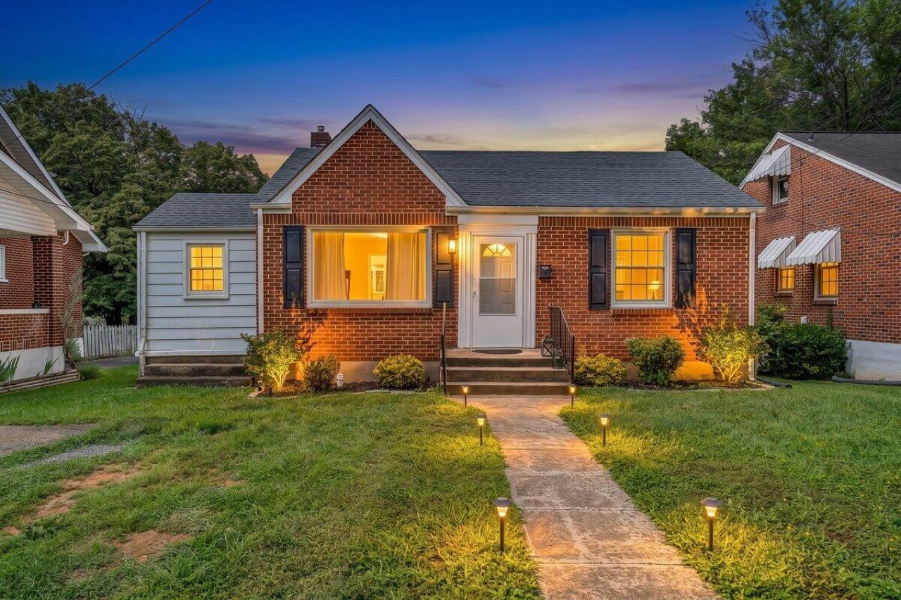 3302 Collingwood St Ne, Roanoke, VA 24012 Main Photo