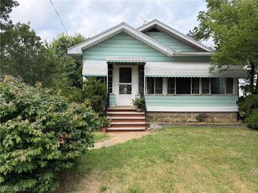 2048 Grafton Road , Elyria, OH 44035