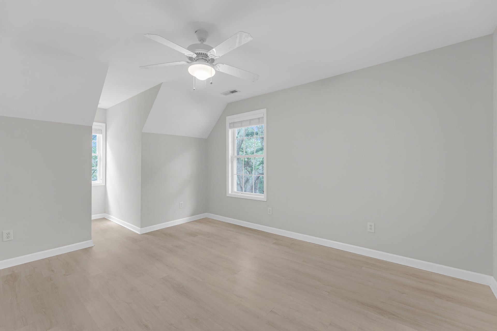 1421 N Point Court Photo 27