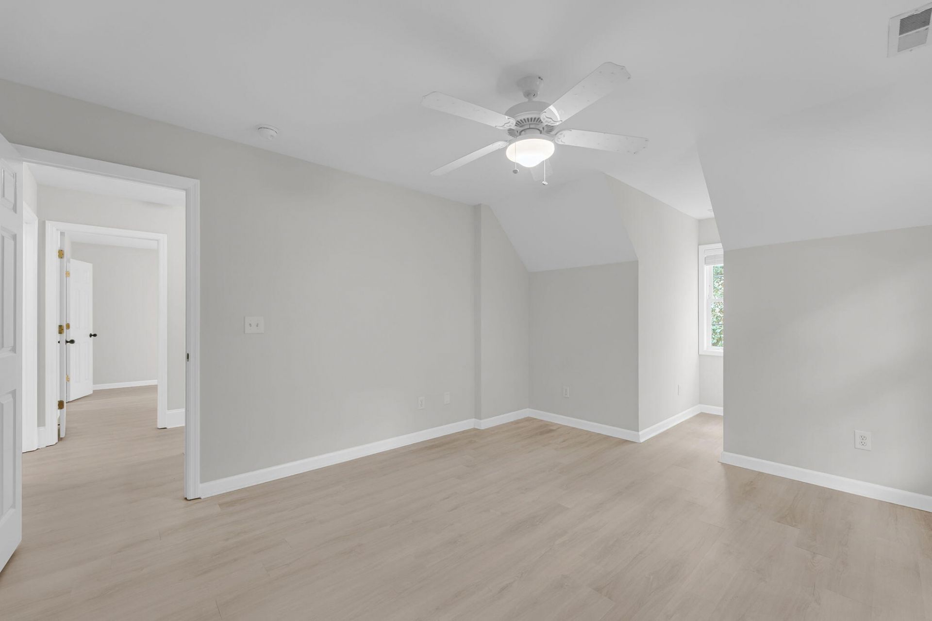 1421 N Point Court Photo 28