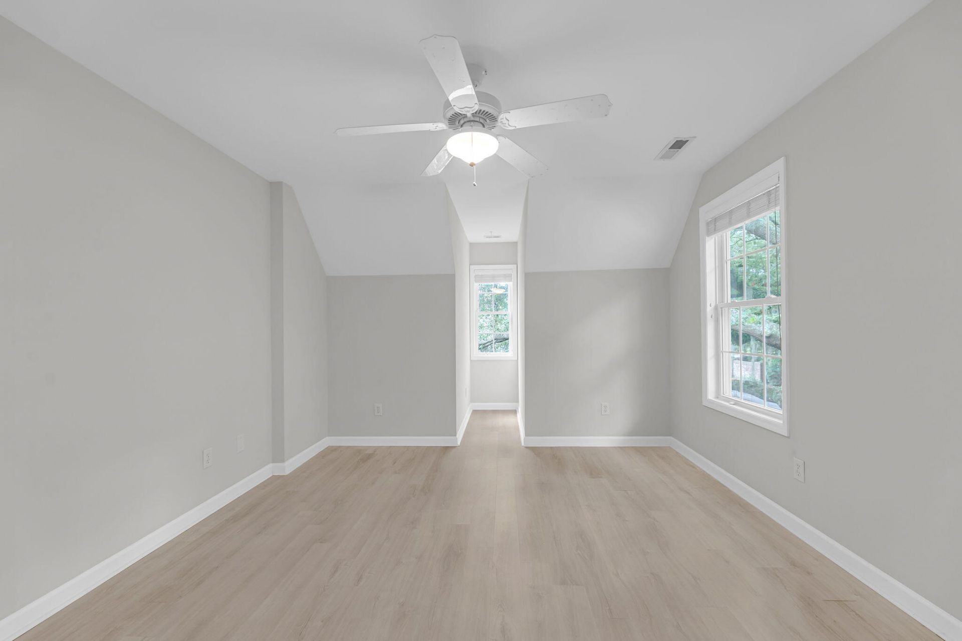 1421 N Point Court Photo 29