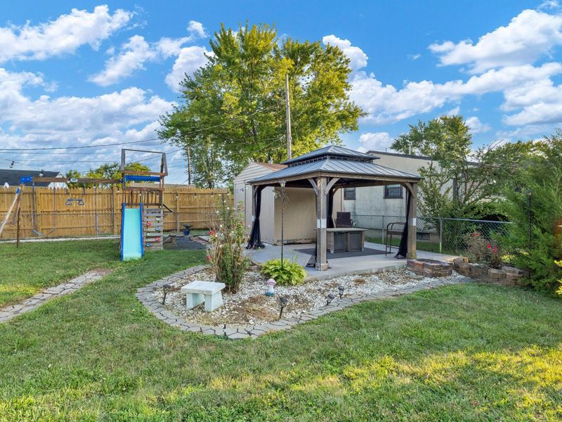 693 Maurine Drive , Columbus, OH 43228 Photo 5