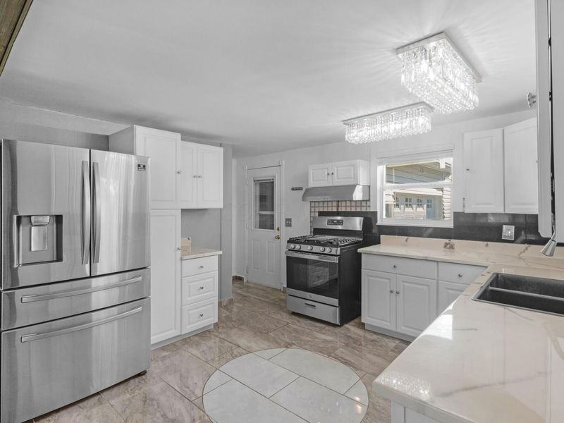 693 Maurine Drive , Columbus, OH 43228 Photo 9