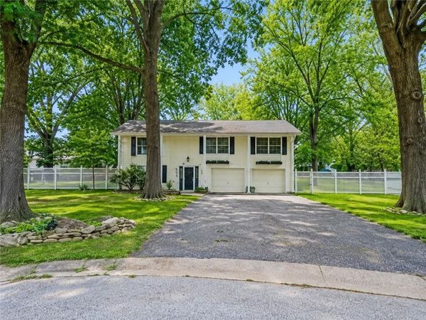 802 S 10th Street, Louisburg, KS 66053