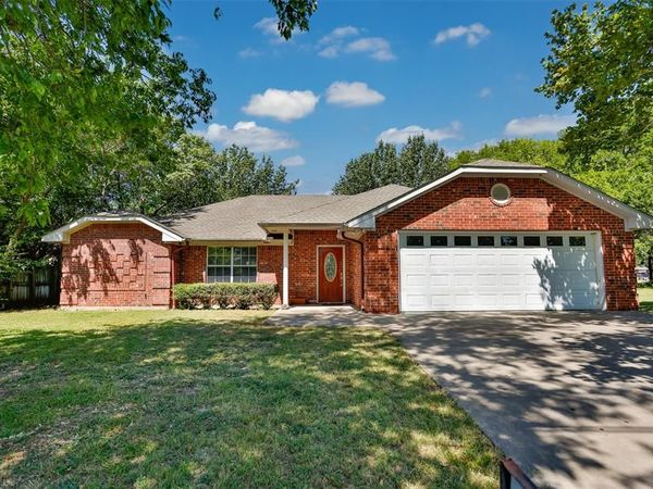 1423 S Howeth Street , Gainesville, TX 76240