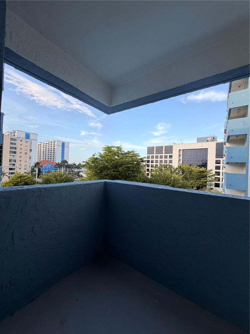 5050 NW 7th St, Unit 511, Miami, FL 33126 Photo