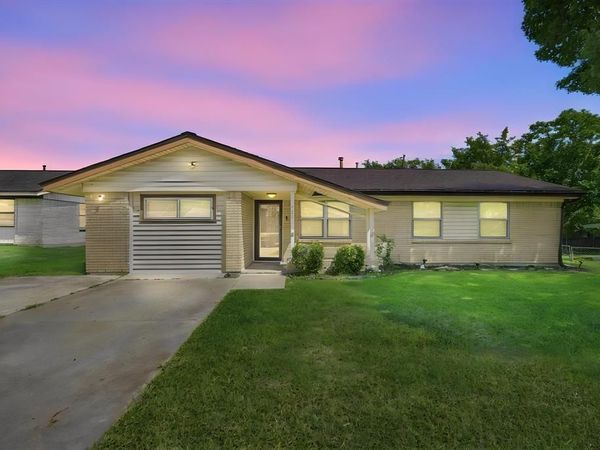 702 Phillips Drive , Ennis, TX 75119