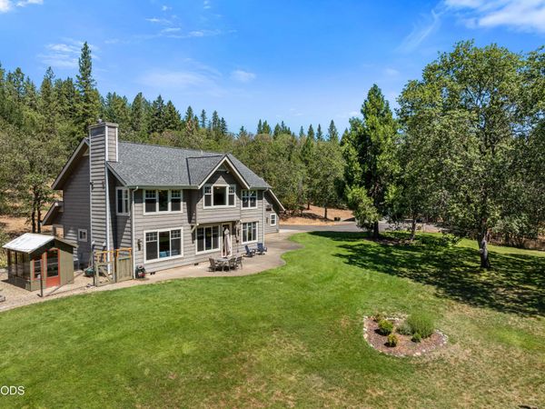 375 Mountain Paradise Drive, Grants Pass, OR 97526