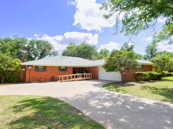 2233 River Oaks Circle , Abilene, TX 79605