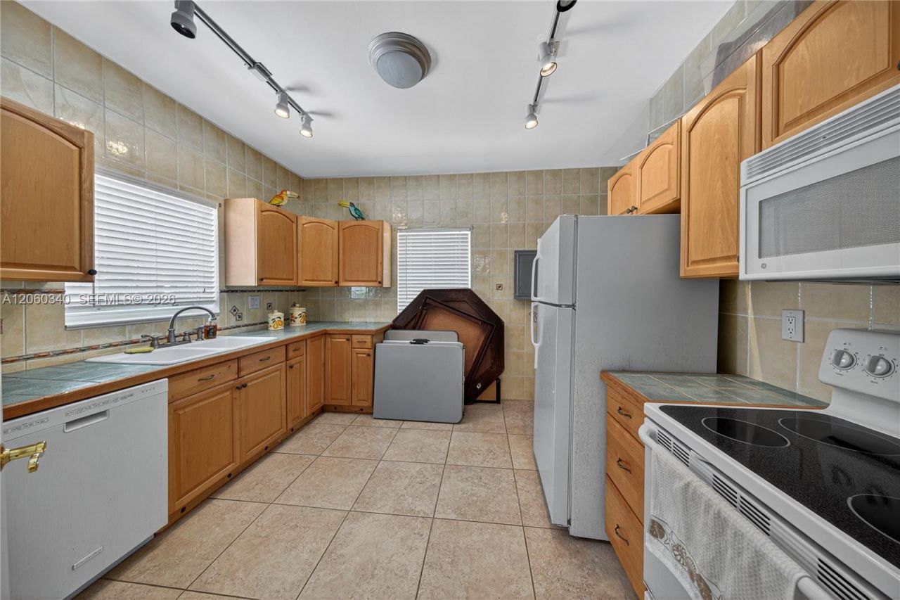 1541 S Ocean Blvd, Unit 313, Lauderdale by the Sea, FL 33062 Photo