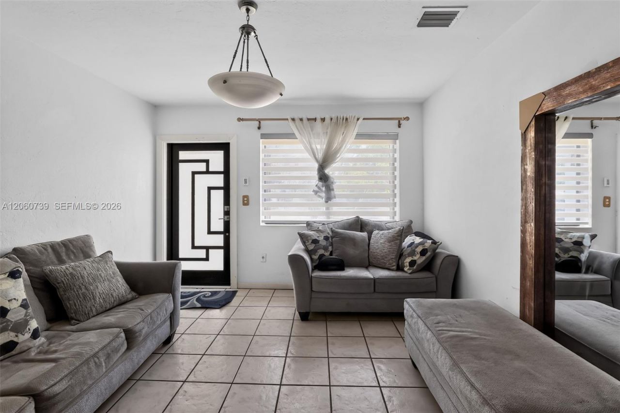 1390 NE 129th St, North Miami, FL 33161 Photo