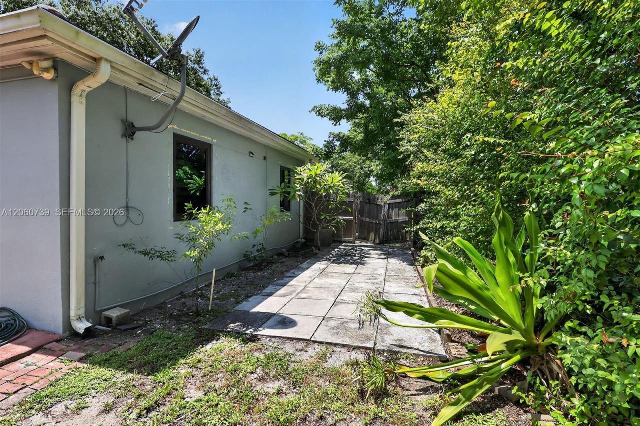 1390 NE 129th St, North Miami, FL 33161 Photo