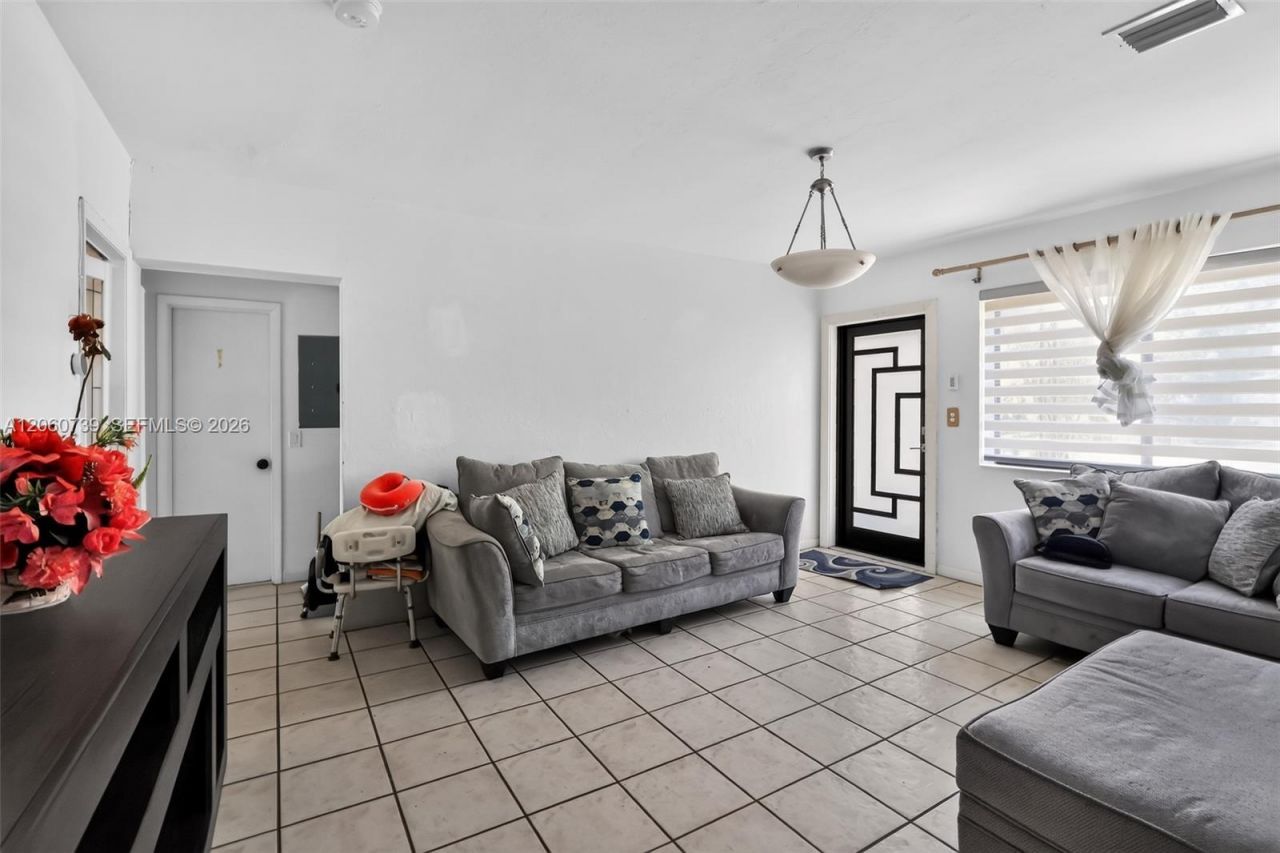 1390 NE 129th St, North Miami, FL 33161 Photo