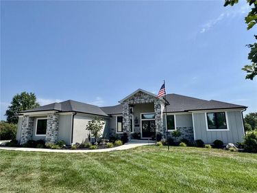 7555 NW Fawn Circle, Parkville, MO 64152