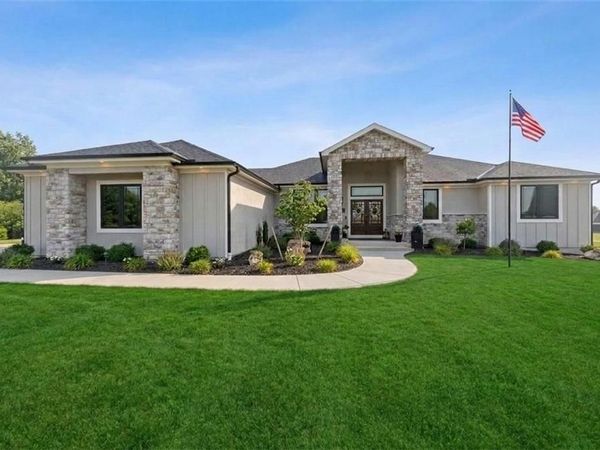 7555 NW Fawn Circle, Parkville, MO 64152