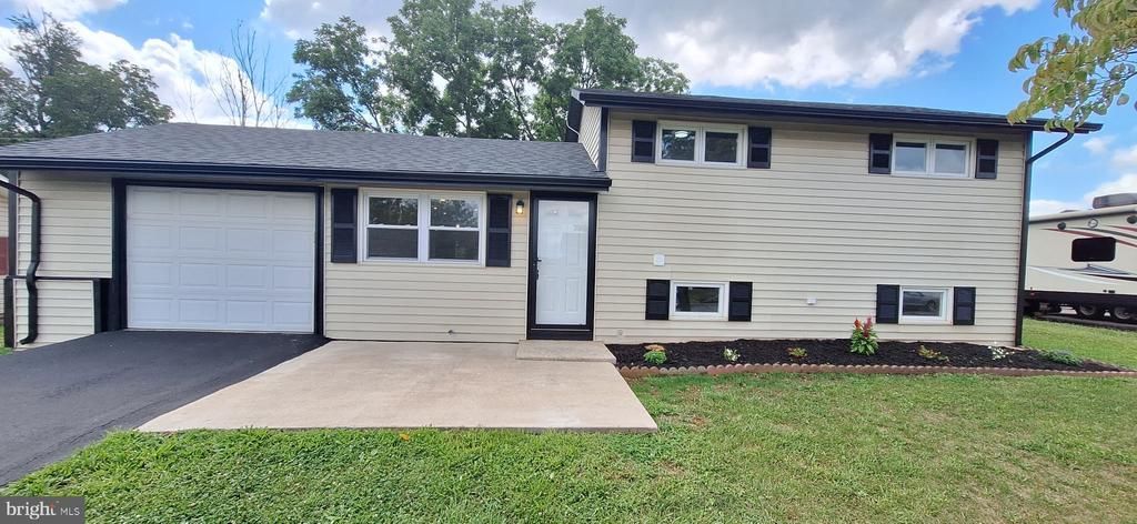 3140 Lark Drive, York, PA 17404 Main Photo