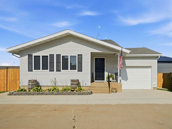 106 Mccarren Drive, Manchester, IA 52057