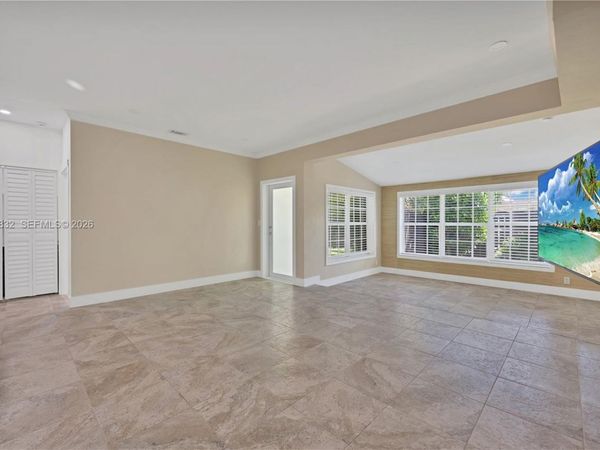 818 NE 3rd St , Hallandale Beach, FL 33009