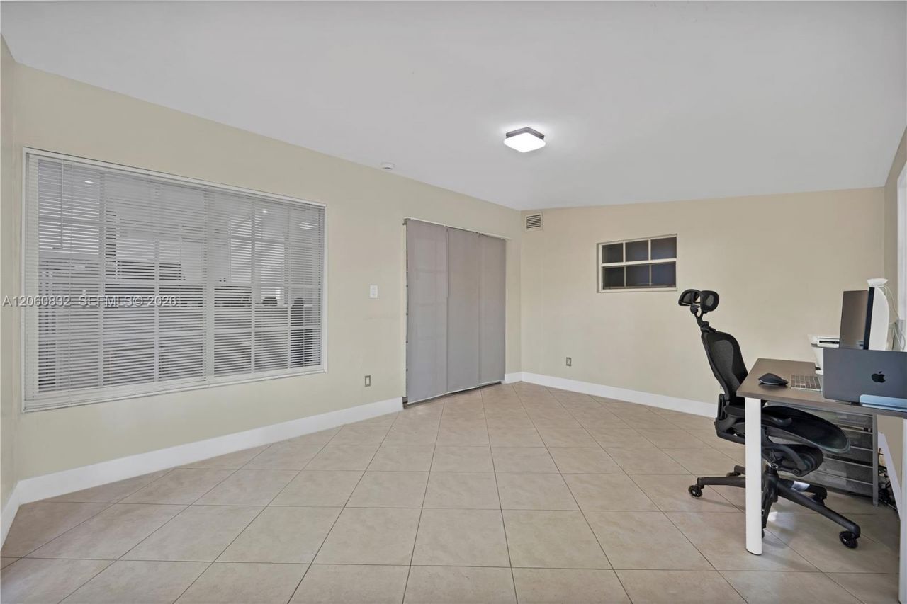 818 NE 3rd St, Hallandale Beach, FL 33009 Photo