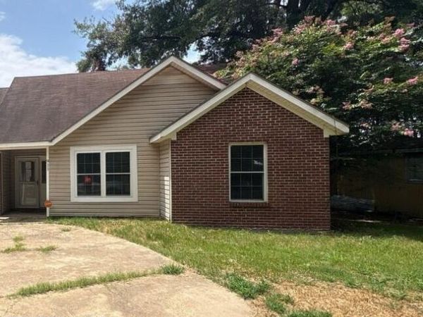 911 Edwards Street, Leland, MS 38756