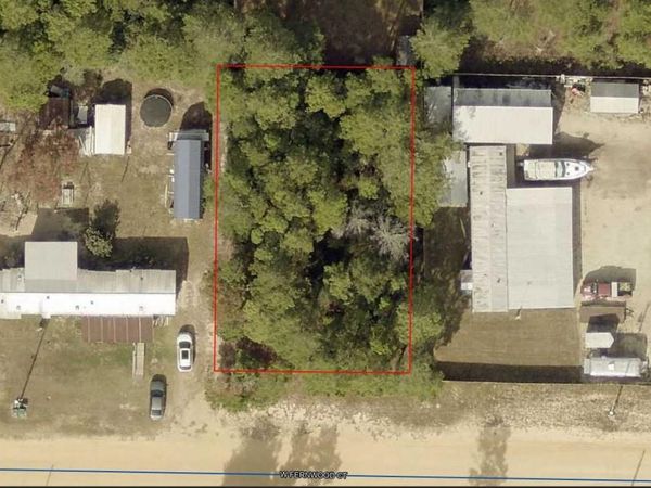 E FERNWOOD COURT , DEFUNIAK SPRINGS, FL 32433