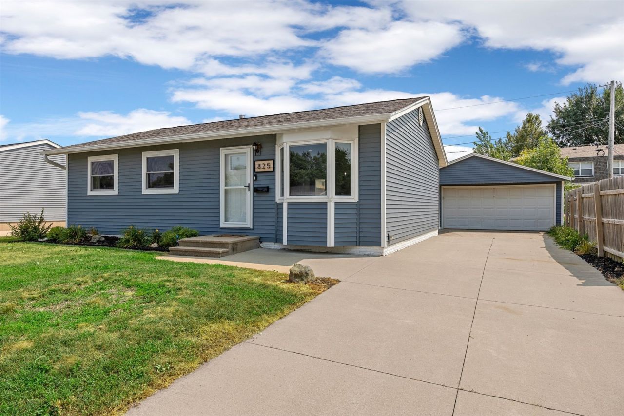 825 Valleyview Drive, Marion, IA 52302 Main Photo