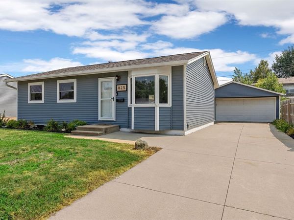 825 Valleyview Drive, Marion, IA 52302