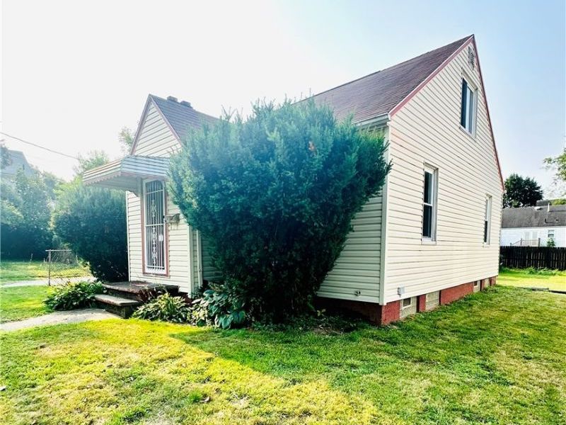 802 Sherlock Place NE, Canton, OH 44714 Photo 3