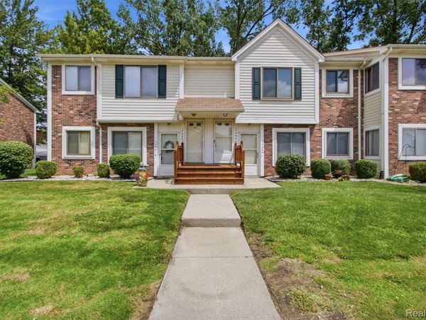 17447 Utica Oaks Lane, Roseville, Mi 48066