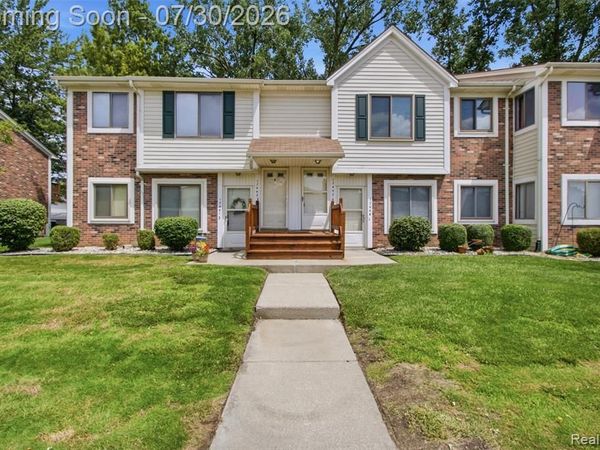 17447 Utica Oaks Lane , Roseville, MI 48066
