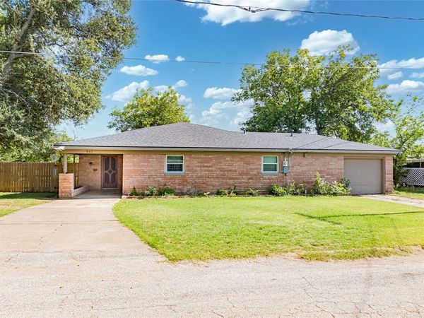 905 W Dyer Street , Breckenridge, TX 76424