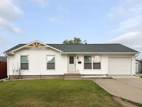 1509 6th Avenue , Camanche, IA 52730