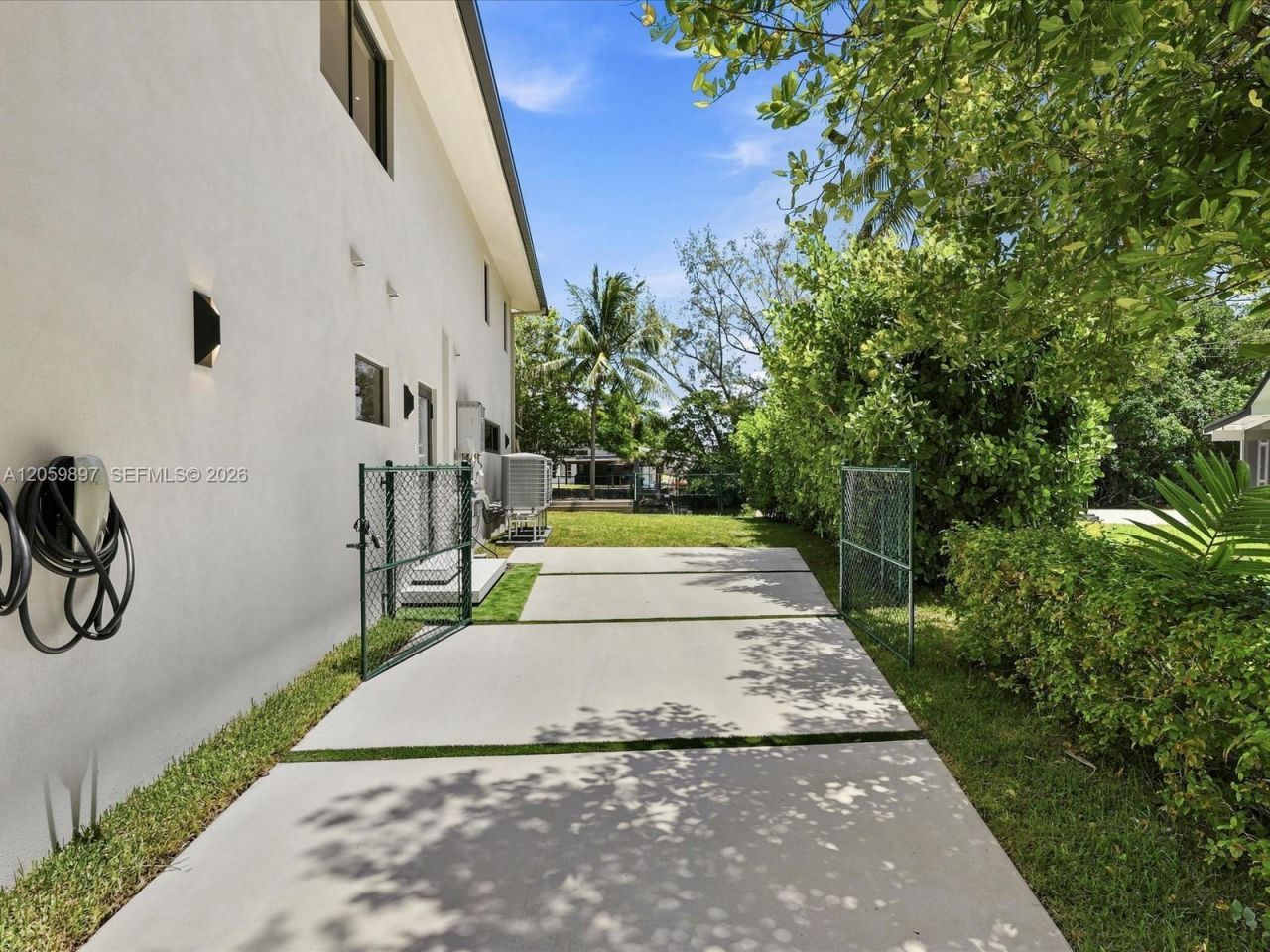 20001 NE 25th Ave , Miami, FL 33180 Photo