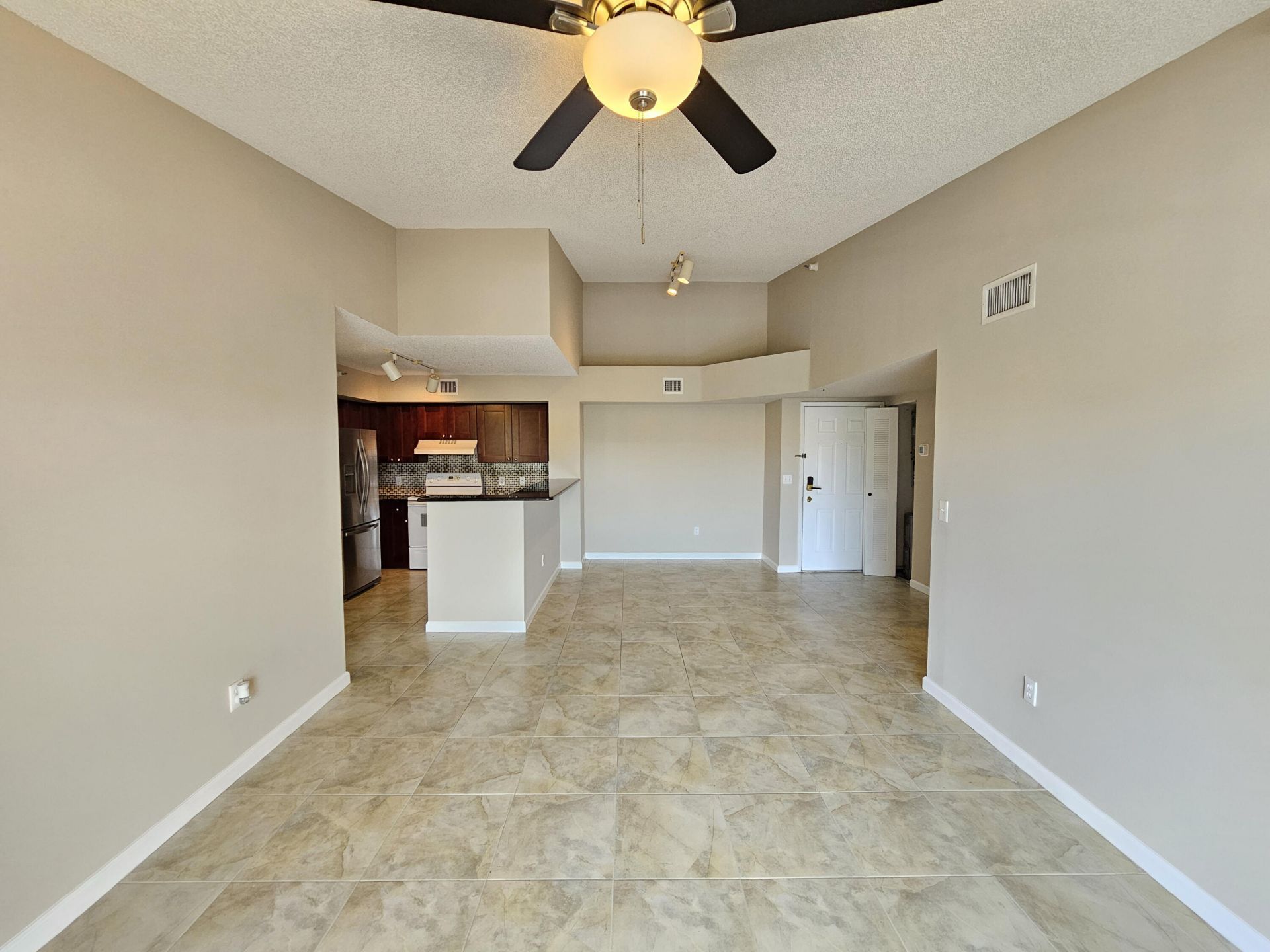 140 Yacht Club Way, Unit 305, Hypoluxo, FL 33462 Photo