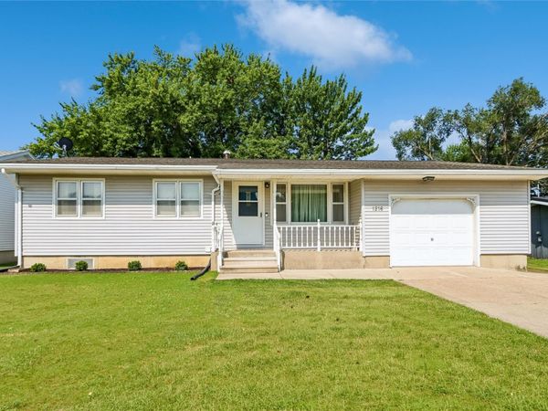 1216 N 2nd Street , Manchester, IA 52057